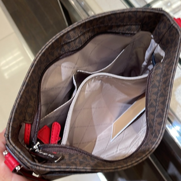 MICHAEL KORS 
Jet Set Travel Large Logo Messenger Bag
COLOR BRIGHT RED
NWT - Picture 10 of 16